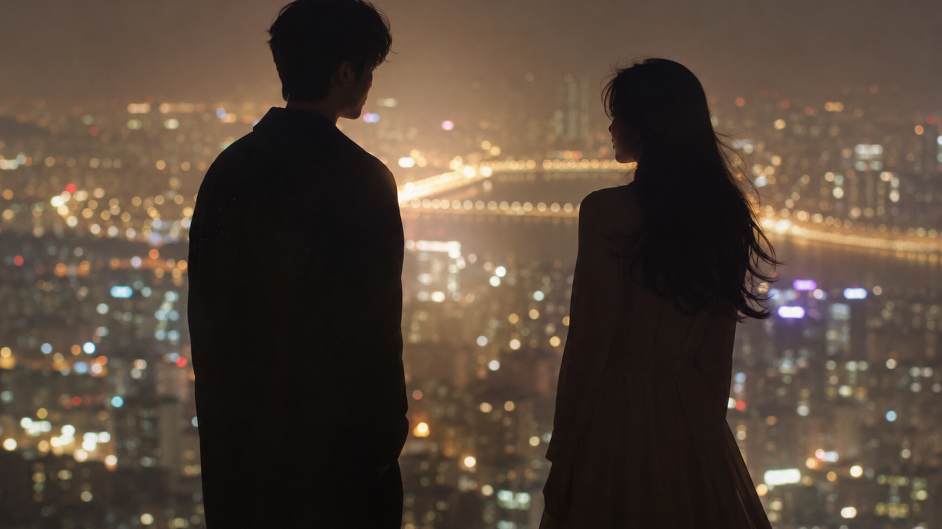 韓国王宮の回廊から夕暮れの宮殿を静かに眺める人物の後ろ姿